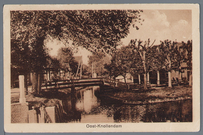 WAT002002840 Links de kolk van de boerensluis naar de Zaan. Bruggetje naar het Sluispad. Aanzicht Dorpsstraat richting ...