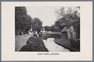 WAT002002842 Sluispad ter hoogte van 'Dorpsstraat 133'. Opvallend de brede wegsloot.