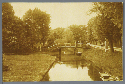 WAT002002845 Noordeinde Oostknollendam. Bruggetje naar het Sluispad.