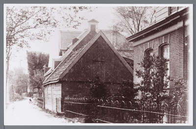 WAT002002848 Noordeinde Oostknollendam. Voormalige houten woning met dakpannen. Hier al in sterk verouderde toestand. ...