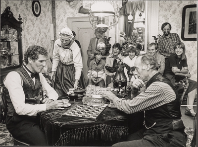 NNC-BM-0044 Toneel in museum Betje Wolff met publiek