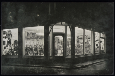 VHP002000022_0131 Hotel-restaurant-café “Centraal” bestond al vóór 1880. In 1921 werd het een winkel in motoren en ...