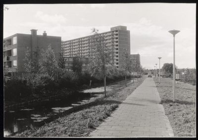 VHP002000042_0010 Trimpad richting Stekeldijk, rechts de tuinvereniging Isis
