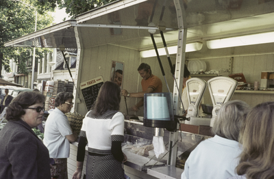 VHP003000104_0096 De Dinsdagse warenmarkt. In 1884 is deze gracht gedempt en werd een nieuwe naam aan de straat gegeven ...