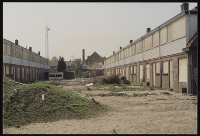 VHP002000006_0008 In 1995 is het grootste deel van dit zogenoemde Rode Dorp gesloopt om plaats te maken voor het ...