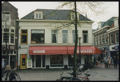 VHP002000031_0136 Hotel-restaurant-café “Centraal” bestond al vóór 1880. In 1921 werd het een winkel in motoren en ...