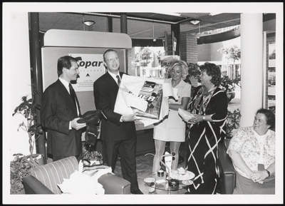 VHP002000055_0310 Opening van het nieuwe pand van makelaar Sopar door wethouder Krieger (2e van links)vlnr Peter Sopar, ...