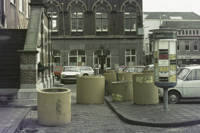 VHP003000044_0020 Deze riool buizen waren op de kaasmarkt geplaatst om het parkeren onmogelijk te maken. Uit protest ...