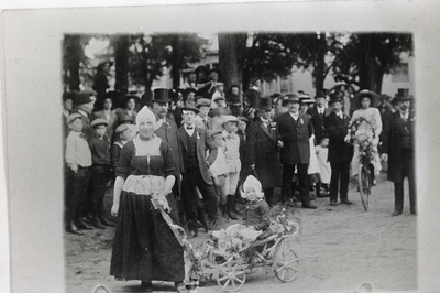 VHP003000045_0007 Een feestelijk gebeuren op de Koemarkt. Geheel rechts op de foto fotograaf Coppens.De Koemarkt heette ...