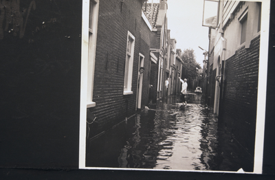 VHP003000111_0005 Als gevolg van een zware noordwester storm brak in januari 1916 de Waterlandse Zeedijk tussen ...