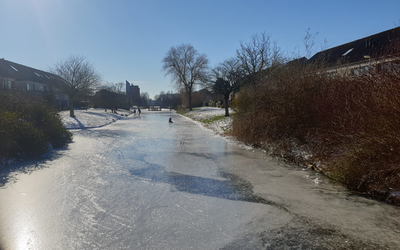 CES_2021-02-13_133054-2 Bevroren sloot in Purmer-Zuid, zicht richting het winkelcentrum Meerland