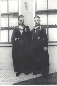 WAT006003741 Jaap en Jan Buijs in Volendammer klederdracht . De ouders waren Jacob Buijs en Grietje Jonk. Beiden broers ...