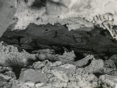 OVI-00001729 eerste zicht in de nu juist geopende grafkelder tegen de NHkerk