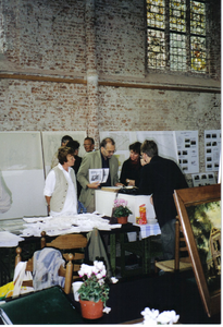 HGOM00000096 Tentoonstelling in Grote Kerk Oosthuizen. Stand van Historisch Genootschap Oosthuizen. Van links naar ...