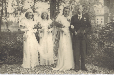 HGOM00000137 Bruidspaar Josien de Ridder en John Overvest in Kwadijk Josien was onderwijzeres o.l.s. in Middelie van ± ...