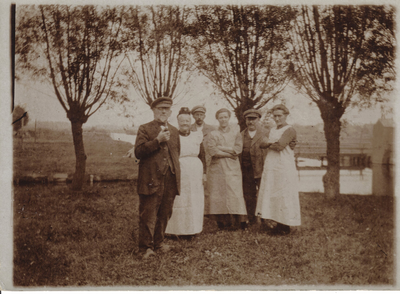 HGOM00000216 Klaas Plas, Grietje Plas, Jo Nordman, Hermien Nordman, Willem Tromp, Maartje Tromp-Sanders. Rechts oude ...