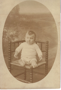 HGOM00000233 Studioportret van baby Dirk Beunder, broer van Nelie bij 't Vuur-Beunder.