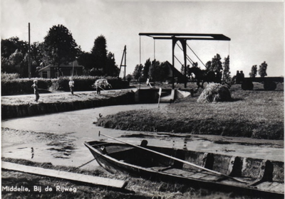 HGOM00001307 Hoek Rijweg. De ophaalbrug is inmiddels vervangen door een ijzeren. Vooraan een koeboot met de haak erin. ...