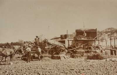 AdV_E-03-03 Tekst AdV: Een foto uit lang vervlogen dagen, mogelijk eind jaren '20. Er wordt gedorst op het ...