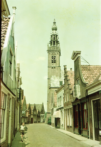 NL-PmWA-CRH_195400007 Lingerzijde in Edam met op de achtergrond de Speeltoren, ook wel 'Onze-Lieve-Vrouwekerk' of ...