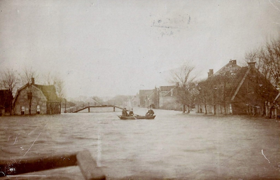 UPL000000030 Locatie onbekend. Watersnood 1916. Ondergelopen dorp/stad met boerderijen en woningen. Op de voorgrond ...