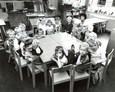 UPL-klas0020 Klassenfoto R.K. Kleuterschool, Jisperweg 52.WestbeemsterHet meisje vooraan met de staartjes en pop is ...