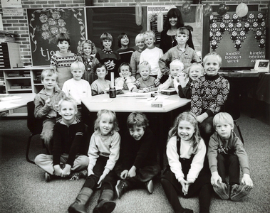 UPL-klas0026 Klassenfoto individualiserend basisonderwijs de Overhaal , Dorpstraat 41 Zuiderwoude (gemeente Broek in ...