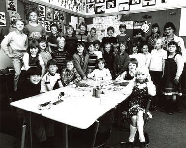 UPL-klas0047 Klassenfoto st. Sebastianusschool, Ilpendam, klas 3 en 4.Martin Zeege (meester), Anne van den Dongen, ...