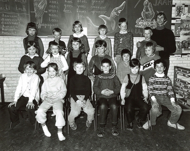 UPL-klas0068 Klassenfoto basisschool Wijdewormer, Noorderweg 162 Neck, klas 1.Noomen (leraar),Cor Albers, Digna van ...