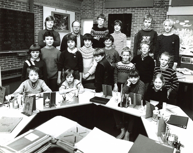 UPL-klas0127 Klassenfoto o.b.s. de Overhaal , Dorpstraat 41, Zuidwoude , Bovenbouw 4 en 6.Link achterin het schoolhoofd ...