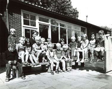 UPL-klas0157 Klassenfoto kleuterschool het Babbelbosje Wijde Wormer v.l.n.r: Daniël Pardoen, Berber Holman, Marjorie ...