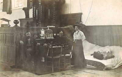 UPL000000037 Broek in Waterland. Watersnood 1916. Wonen in de kerk