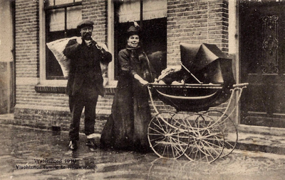 UPL000000079 Purmerend. Watersnood 1916. Vluchtende familie familie Tromp. Het is de Vooruitstraat met (huidige) ...