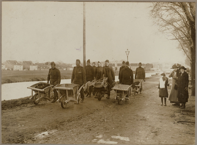 UPL000000097 Purmerend, Nekkerstraat. Watersnood 1916. Mannen met kruiwagens