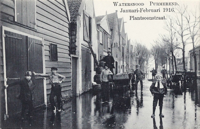 UPL000000100 Purmerend, Plantsoengracht. Watersnood Januari 1916. Er staan jongens (3) en mannen (5) op deze foto; op ...