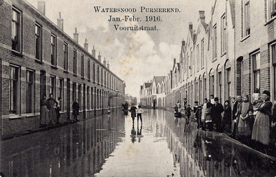 UPL000000104 Purmerend, Vooruitstraat. Watersnood Januari - Februari 1916. Twee woonblokken tegenover elkaar. De straat ...