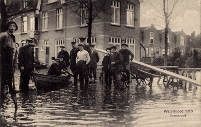 UPL000000108 Purmerend. Watersnood 1916. Links op de voorgrond een jongentje op stelten, daarachter jongens in een ...