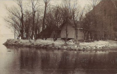 UPL000000117 Watersnood 1916. De begraafplaats van Zuiderwoude versterkt met zandzakken.
