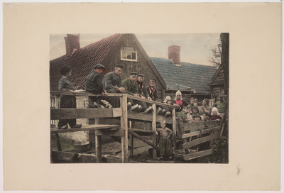 WAT001020973 Jongens zitten op een brug voor een woning. De brug komt uit op een erf, waar twee vrouwen en een groep ...
