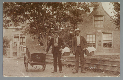 WAT001010804 Bakker C. Ott met knecht en bakkershandkar