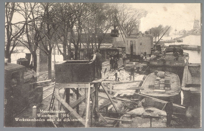 WAT001012344 Als gevolg van een zware noordwester storm brak in januari 1916 de Waterlandse Zeedijk tussen Monnickendam ...