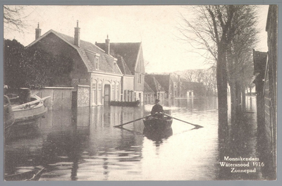 WAT001012341 Als gevolg van een zware noordwester storm brak in januari 1916 de Waterlandse Zeedijk tussen Monnickendam ...