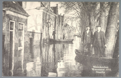 WAT001012346 Als gevolg van een zware noordwester storm brak in januari 1916 de Waterlandse Zeedijk tussen Monnickendam ...