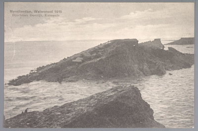 WAT001012353 Als gevolg van een zware noordwester storm brak in januari 1916 de Waterlandse Zeedijk tussen Monnickendam ...