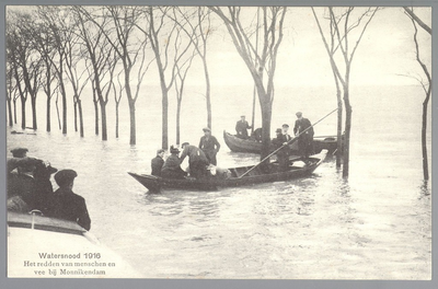 WAT001012354 Als gevolg van een zware noordwester storm brak in januari 1916 de Waterlandse Zeedijk tussen Monnickendam ...