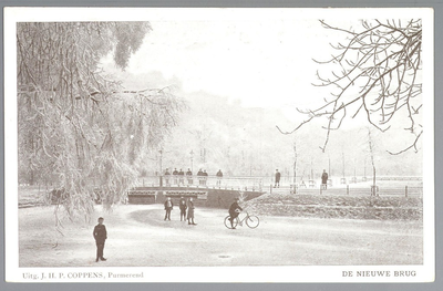 WAT001012390 Nieuwe Brug, ook wel genoemd de Postbrug met op de voorgrond een aantal schaatsers