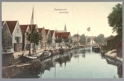 WAT001012425 De Where met aan de waterkant aangemeerd een rij Tjalken