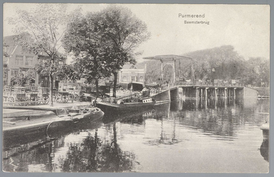 WAT001012440 Links gezicht op de Wagenbeurs. Geheel rechts de smederij van Teun Boot. Rechts het brugwachtershuis en de ...