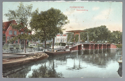 WAT001012444 Gezicht op de Wagenbeurs en de Beemsterbrug maar daartussen de brugwachterswoning.