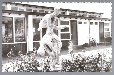 WAT001012493 Dopschool aan het Cavaljéplein, met een kunstwerk van mevrouw Statius Muller